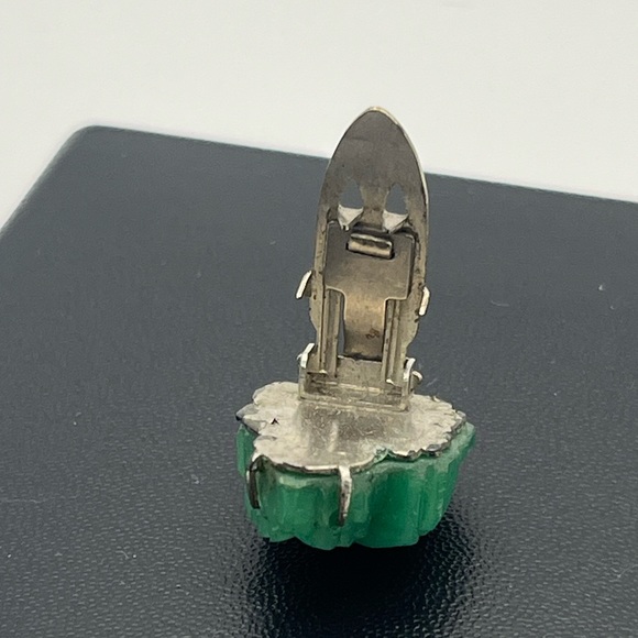 Green carved flower rose shaped stone silver tone vintage dress clip antique - Picture 11 of 16